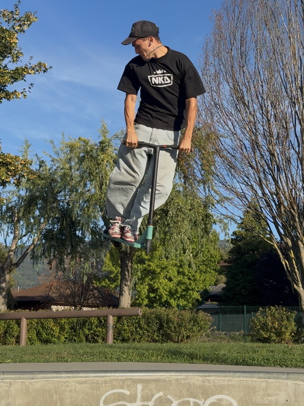 Matteo Wozniak utfører et lufttriks på NKD Rally i skateparken