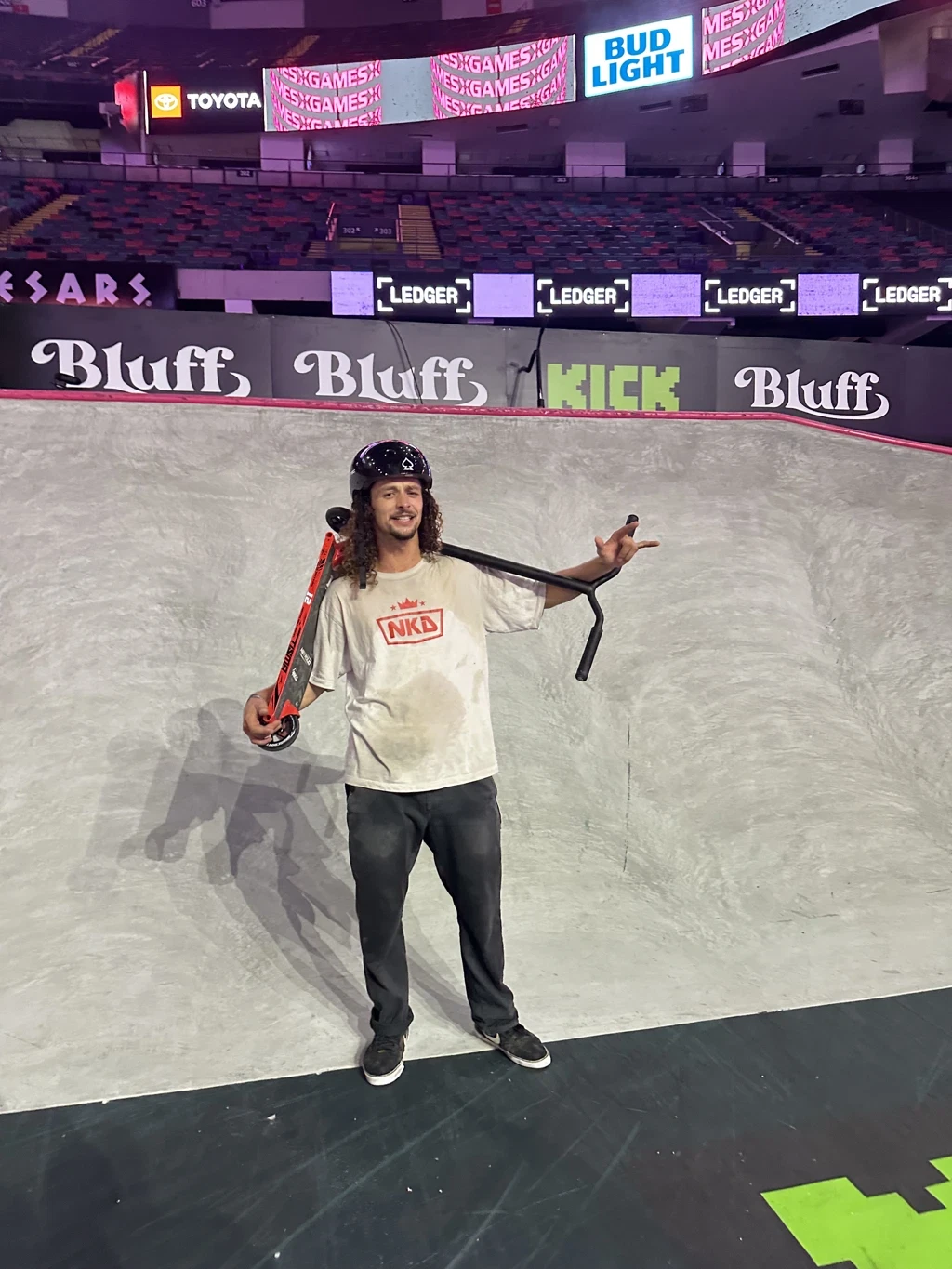 Matis Neyroud med sin NKD triks sparkesykkel under X Games