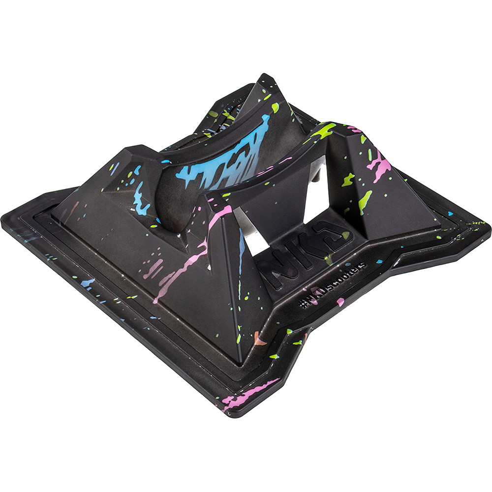 https://cdn.kitenorge.no/media/catalog/product//s/c/scooters_accessories_stand_nkd_scooter_stand_splatter_01_b592.jpg